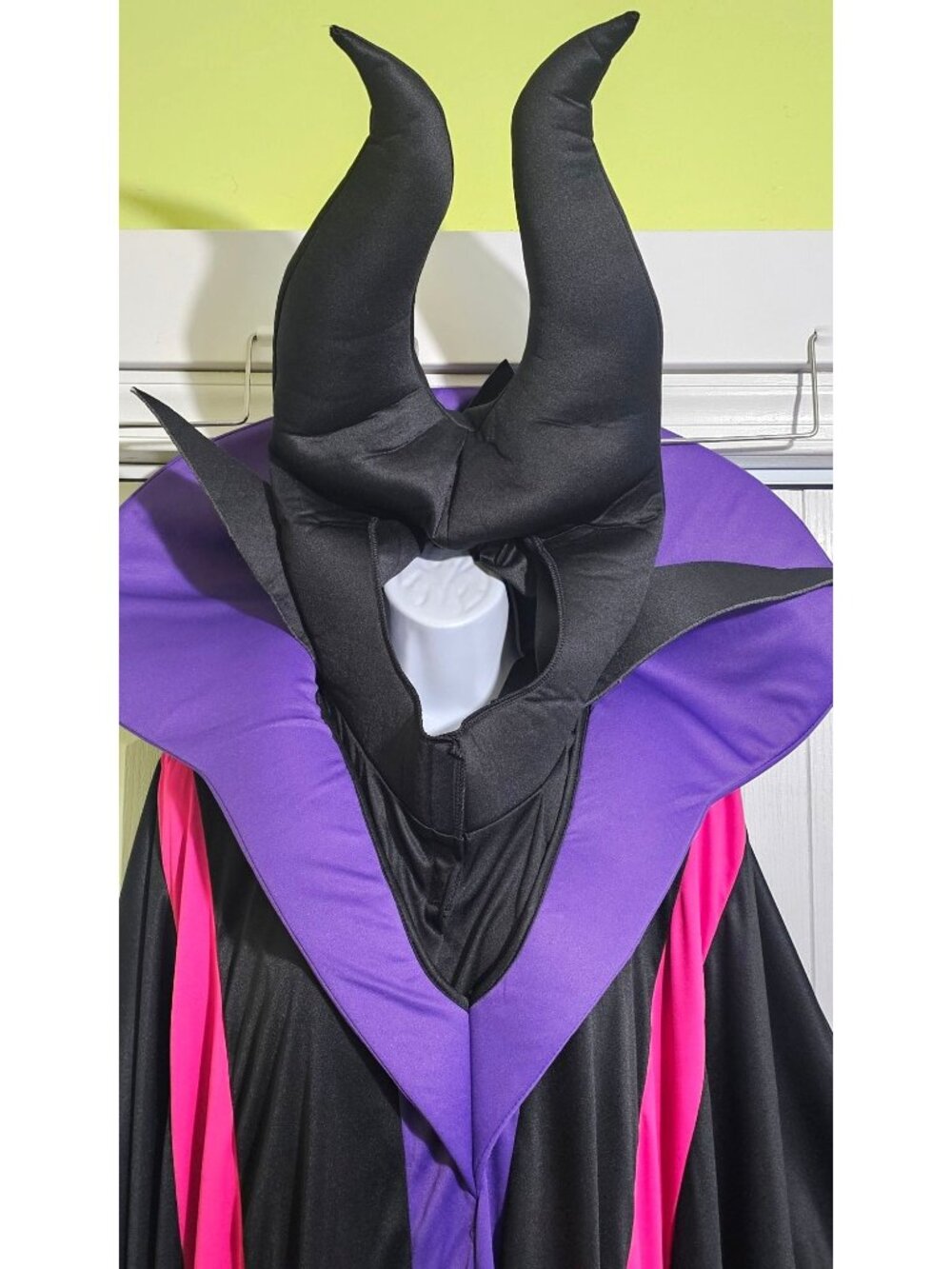 Maleficent Witch Deluxe Costume Women Plus 1X Charades Disney Villain Headpiece - Picture 3 of 7